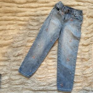 Adorable jeans with needlepoint flowers. 💐